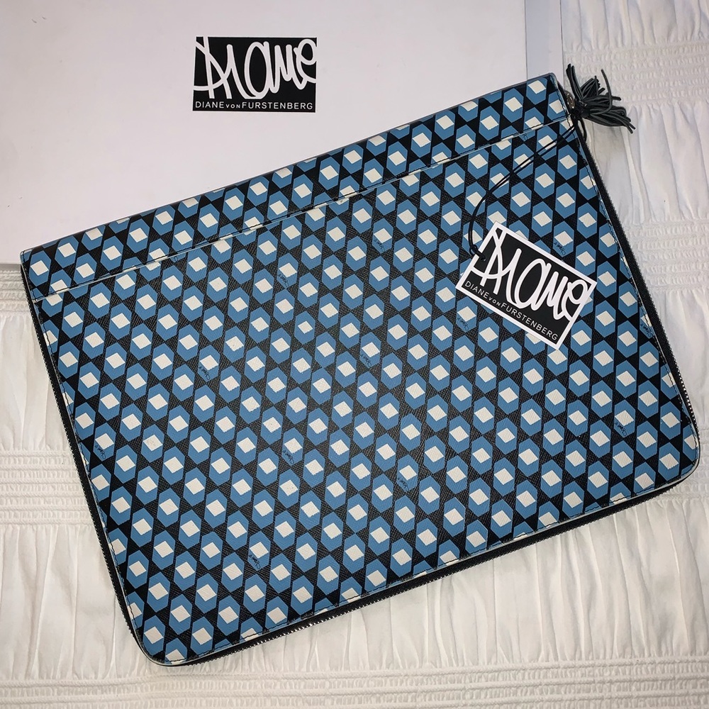 SOLD - DVF 💥Final drop 💥 Diane Von Furstenberg